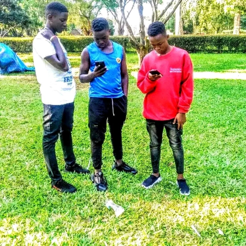 blaqsynug's tweet photo. That moment when your friends used be be surfing with smartphones and yet at your home it's a sin 2 have even a burton phone 🤔🤔🤔 https://t.co/BFlxTB8TiF