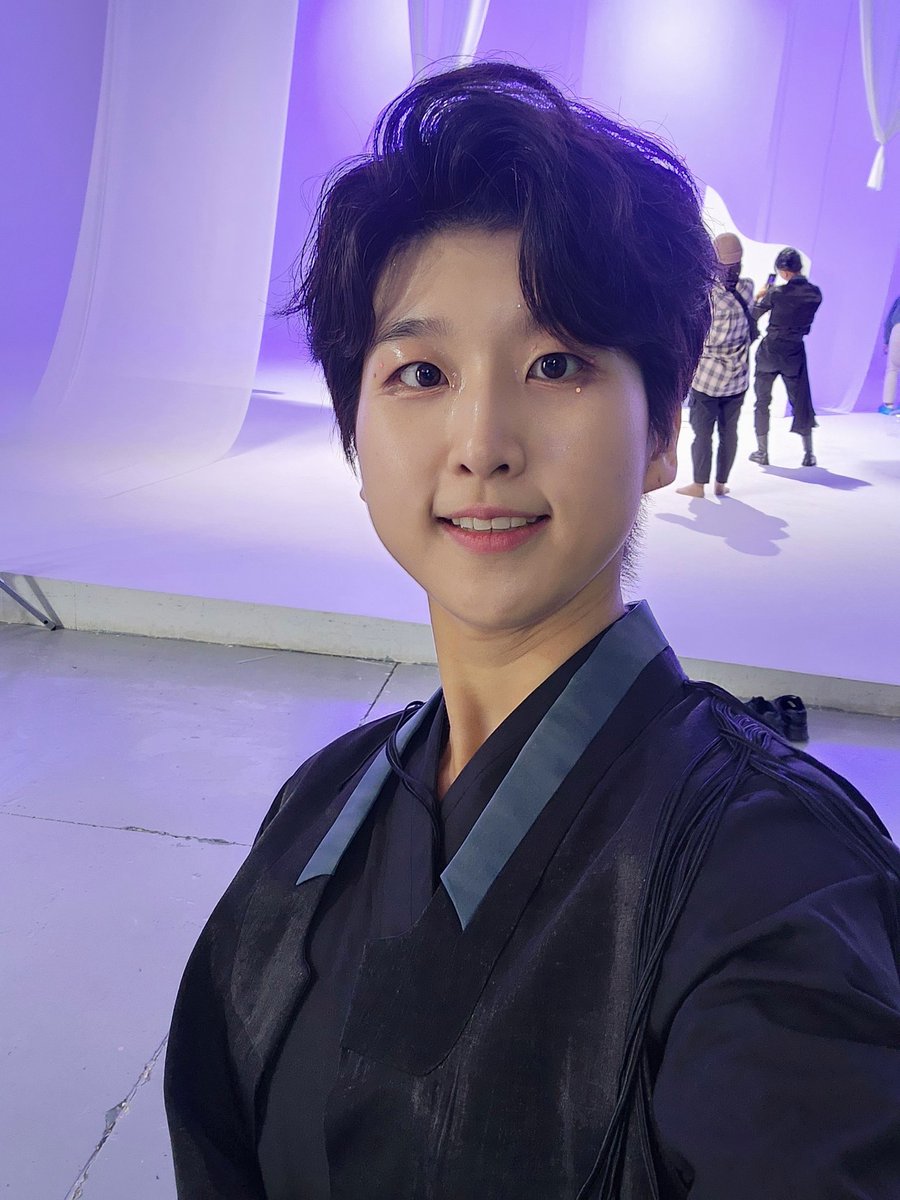 youtube_FROMNOW's tweet photo. 분장 블링블링하쥬?
우렁각시의 물 속 동료들 늑김으로다가...
물에서 막 나온 듯 촉촉한🐚💦 컨셉이랍니다~ https://t.co/jUoWjn2Eaa