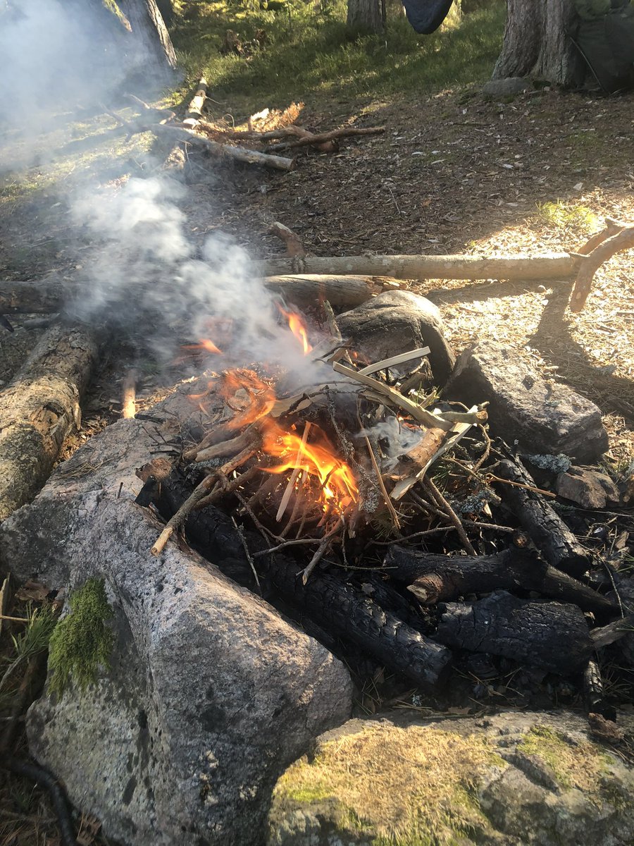 jespervarn's tweet photo. #FavoriterFrån2022 #Lucka7 handlar om att ibland ta en paus och tillåta sig att bara vara. Att ladda batterierna. För mig sker det lämpligast i skogen. I en hängmatta vid en lägereld. Sån är jag. https://t.co/WwG4NANIJa