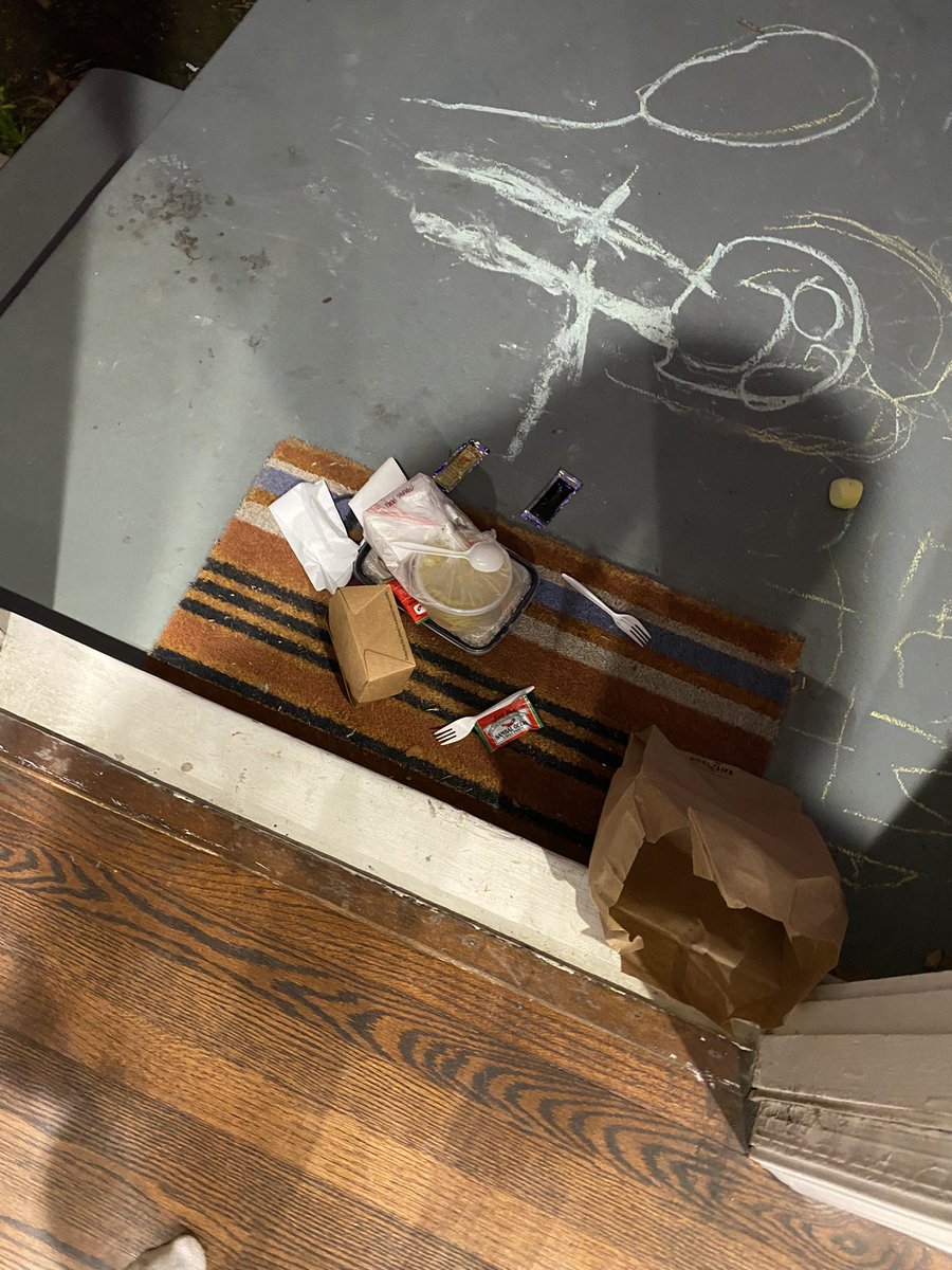 Coleypunch's tweet photo. Hi @DoorDash my food should have showed up in the bag. https://t.co/kqKAuvU89m
