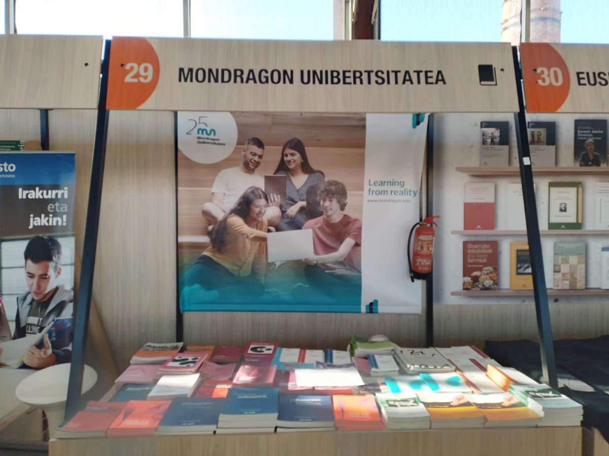 MUnibertsitatea's tweet photo. Guk ere dena prest Durangoko Azorako! Pasatzen bazara kulturaren plaza honetatik ez utzi gure standa bisitatzeari. 

@durangokoazoka #57DA https://t.co/z05cuwBx9B
