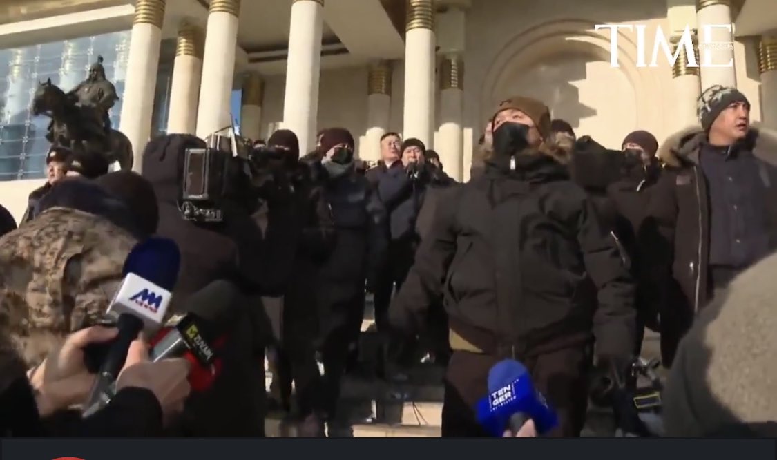 Гэхдээ ЕС руугаа юм хум шидэж бүдүүлэг зан гаргаж болохгүй ээ залуусаа. Юу ярихыг нь сонсох хэрэгтэй. Шаардлагаа зөв тавих хэрэгтэй