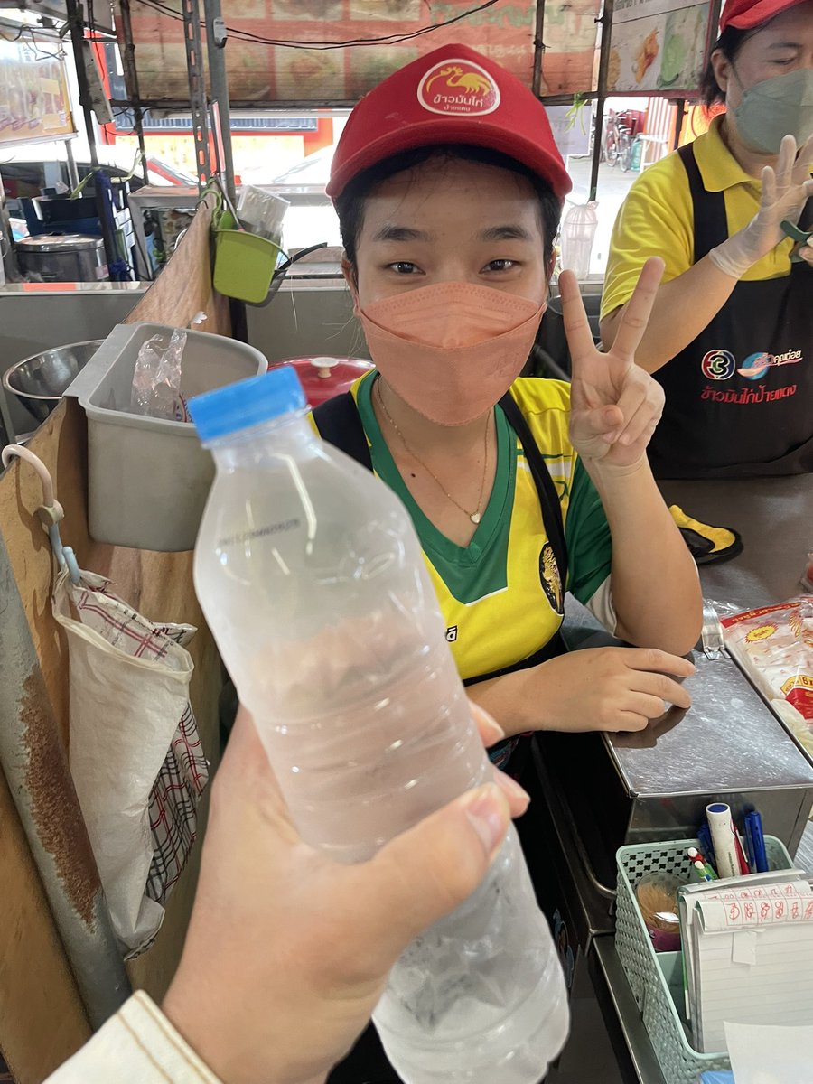 วันนึง ผมนั่งกินกะเพราอยู่ในตลาด แล้วร้านน้ำใกล้ๆมันปิด แถมมี Fc เข้ามาถ่ายรูปเยอะมากสรุปไม่ได้กินน้ำ ก็ยืนเผ็ดซี๊ดถ่ายรูปเรื่อยๆ แต่น้องร้านข้าวมันไก่คนนี้ วิ่งไปซื้อน้ำให้ผมน่ารักมากก 

วันต่อมา ผมเลยขอเหมาข้าวมันไก่ร้านน้อง วันละ 30 กล่องไปเป็นสวัสดิการอาหารเช้าทีมงานที่สตู 🥰