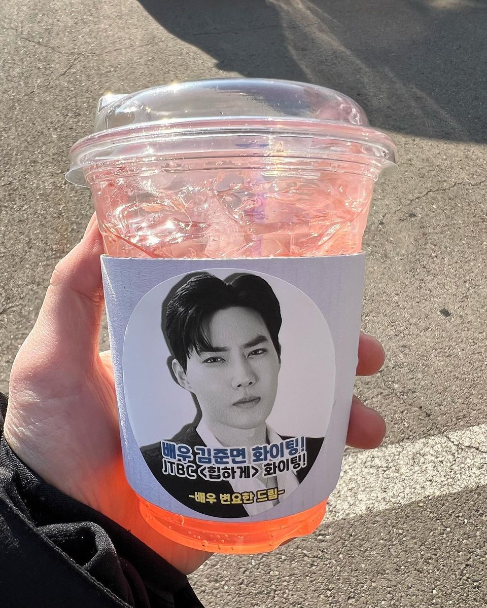 suhounionglobal's tweet photo. [SUHOSTAGRAM] 221207

끝까지 화이팅해서 촬영 잘하겠습니다🫡 요한이형 감사합니다 사랑합니다🤎
https://t.co/LI2Eowhcl6

#김준면 #수호 #SUHO #준면 #金俊勉 #スホ #엑소 #EXO https://t.co/8uXS1yTBtW