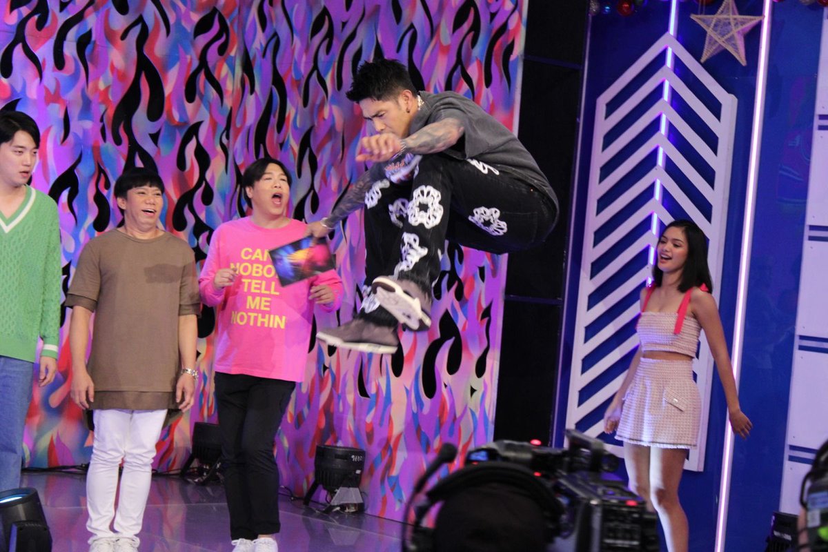 itsShowtimeNa's tweet photo. 😂 Kulitan time with our delivery dancers! #ShowtimePartnersInFun 💙💛
WATCH & SUBSCRIBE NA DITO:
https://t.co/FulKT2UYkV https://t.co/pyGw55BDjN