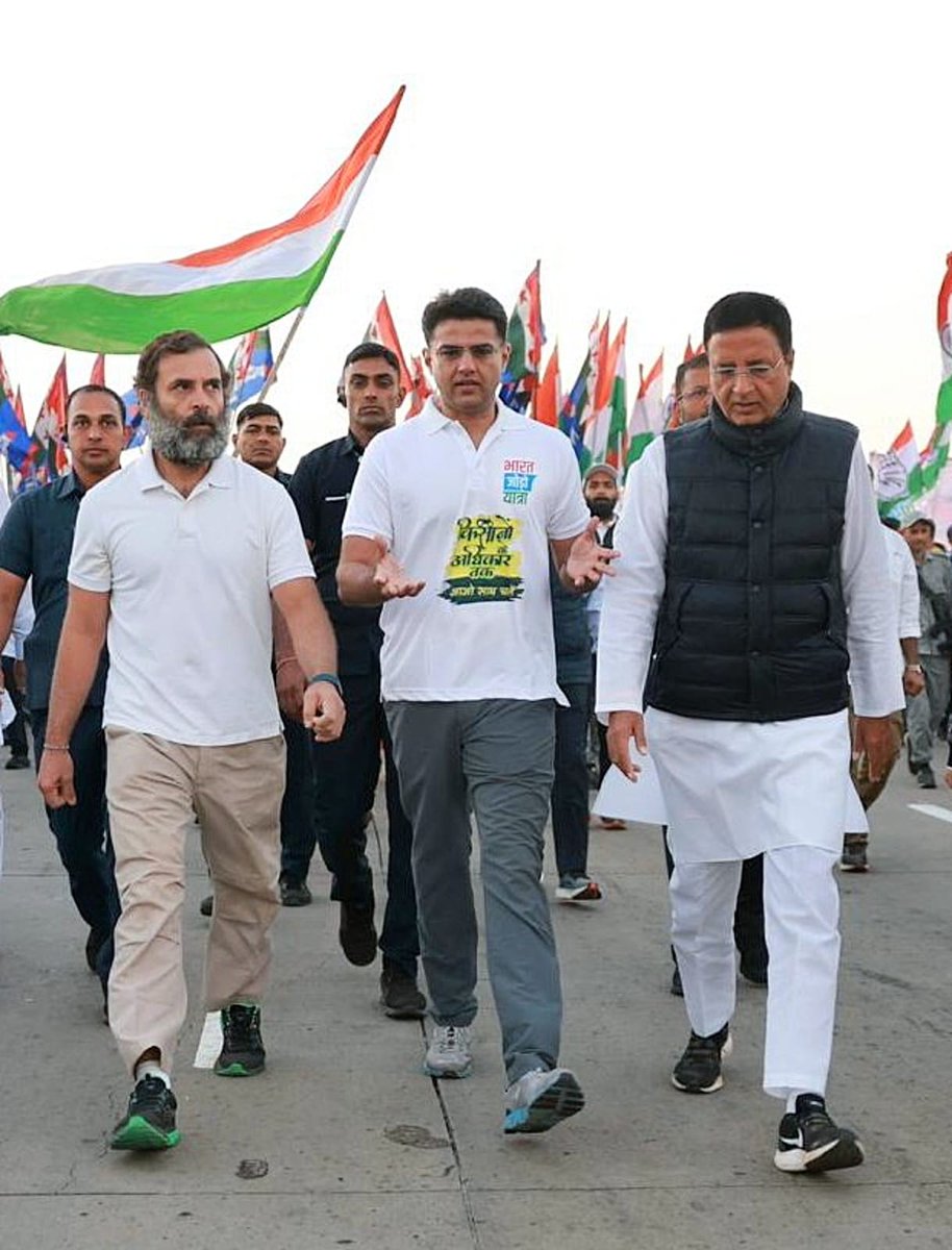 SosalMidiya's tweet photo. सुबह चल पड़ी फिर से
राजस्थान की रंगत में 
यात्रा का एक नया सूर्य 
खिल रहा है इस संगत में

आज सुबह राजस्थान में #भारत_जोड़ो_यात्रा में श्री @RahulGandhi के साथ शिरकत करते कांग्रेस राष्ट्रीय महासचिव एवं सांसद श्री @rssurjewala @SachinPilot जी।
#BharatJodoYatra https://t.co/8wXyDVG4j2