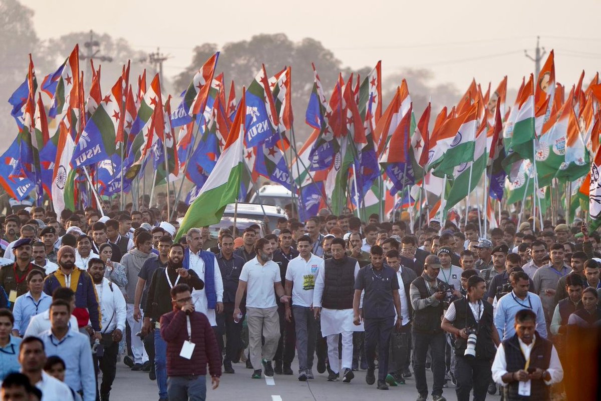 SosalMidiya's tweet photo. सुबह चल पड़ी फिर से
राजस्थान की रंगत में 
यात्रा का एक नया सूर्य 
खिल रहा है इस संगत में

आज सुबह राजस्थान में #भारत_जोड़ो_यात्रा में श्री @RahulGandhi के साथ शिरकत करते कांग्रेस राष्ट्रीय महासचिव एवं सांसद श्री @rssurjewala @SachinPilot जी।
#BharatJodoYatra https://t.co/8wXyDVG4j2