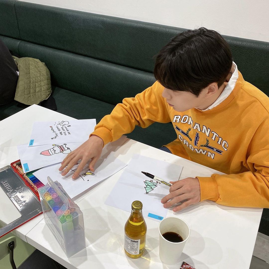 Tinkerland0303's tweet photo. 221207 #DONGWON Instagram post

Time flies so fast in December ㅎㅎ (haha)
How are you doing is this cold weather??
Be careful not to catch a cold!
Everyone, see you at the 19th🧣❤

#크나큰 #팅커벨 (#tinkerbell)

https://t.co/MZBi2flEFw

#KNK #이동원 #동원 #동원짱짱 https://t.co/xPoxElCW0t