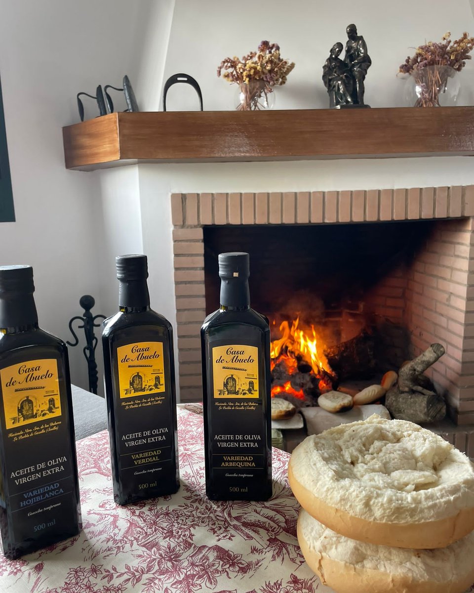 aovecasa_abuelo's tweet photo. Disfrutando de los tostones con las tres variedades de nuestro excelente AOVE!!! Para todos los gustos: Arbequina suave y ligero!! Verdial ligeramente amargo !! Hojiblanca amargo y picante intenso que permanece en postgusto!!!
#Monovarietal #aoveCasaDeAbuelo #Tradiccion https://t.co/GsJve58vwr