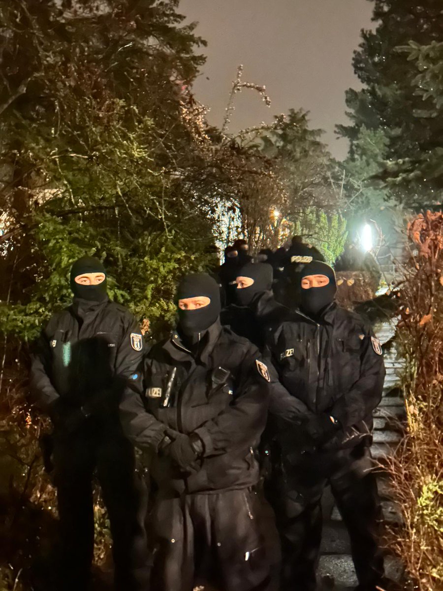 Es ist der wohl größte Antiterror-Einsatz in der Geschichte der Bundesrepublik. #Reichsbürger sollen einen Staatstreich mit Anschlägen auf die Stromversorgung und einem Sturm auf den Reichstag geplant haben. 
tagesschau.de/investigativ/r…