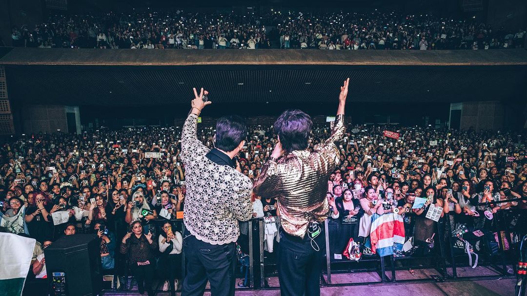 PHTheRose_0803's tweet photo. [221207] mbp_06 IG Update with The Rose 🌹 

Orale Mexico! 🇲🇽
 #HealTogetherTour #CiudadDeMexico #TheRose #MBP #WorldwideService
 📸: @/_visualeyez_

#더로즈 #김우성 #박도준 #이재형 #이하준 #밴드  #TheRosePH https://t.co/5Wd2KIhZct