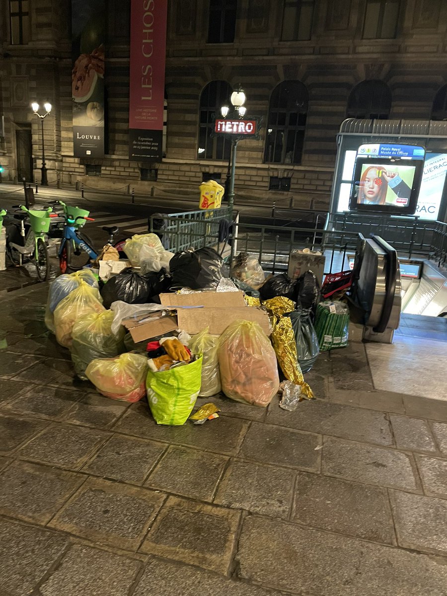 Voilà le spectacle ce matin place du Palais Royal face au Musée du Louvre ! Belle image de la capitale! Tuk tuk et immondices ! La ville joue le bras de fer avec l’Etat en instrumentalisant Utopia 56 ! On est parti pour revivre la Bastille ! Les Jo 24 s’annoncent magnifiques !
