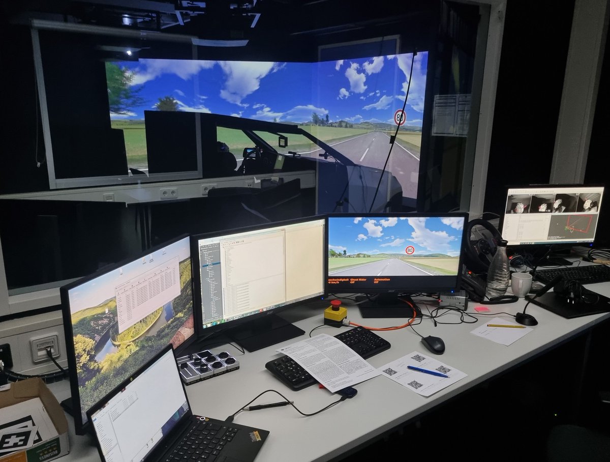 Piloting (hopefully) the last experiment of my PhD. Thanks, <a href="/JurekP_/">Jürgen</a>!
<a href="/EuShape/">SHAPE-IT</a> #AcademicTwitter #phdvoice