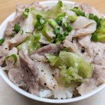 疲れている時の味方!電子レンジで「塩レモン豚バラ丼」。