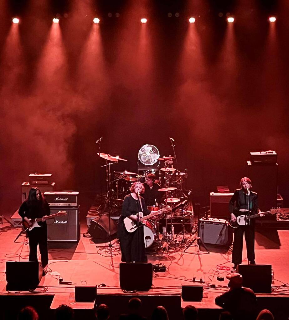 rikafiorentina's tweet image. この日もRIDEの前座は　#MoaningLisa 🇦🇺 @mlband 
タイトル未定の新曲も披露。2日連続で見たからもう曲も覚えたよ😌
🇯🇵のバンドとかとコラボでもすればいいのになー

The Princess Theatre, Brisbane
Fri 2 Dec 2022

#rikafiorentina_gigs instagr.am/p/Cl3YBwSyGIL/