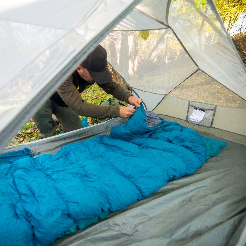 ColumbusNature's tweet photo. Nuestro Everest 450 es un saco de pluma de tres estaciones equipado con collarín térmico, solapa anti-frío, cremallera de doble dirección con cinta antibloqueo y capucha con cordón. Y mientras no lo estás usando, además, es ligero y compacto. Descubre más en nuestra web.