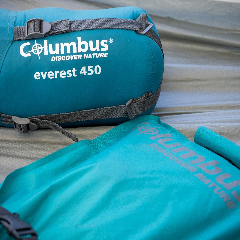ColumbusNature's tweet photo. Nuestro Everest 450 es un saco de pluma de tres estaciones equipado con collarín térmico, solapa anti-frío, cremallera de doble dirección con cinta antibloqueo y capucha con cordón. Y mientras no lo estás usando, además, es ligero y compacto. Descubre más en nuestra web.