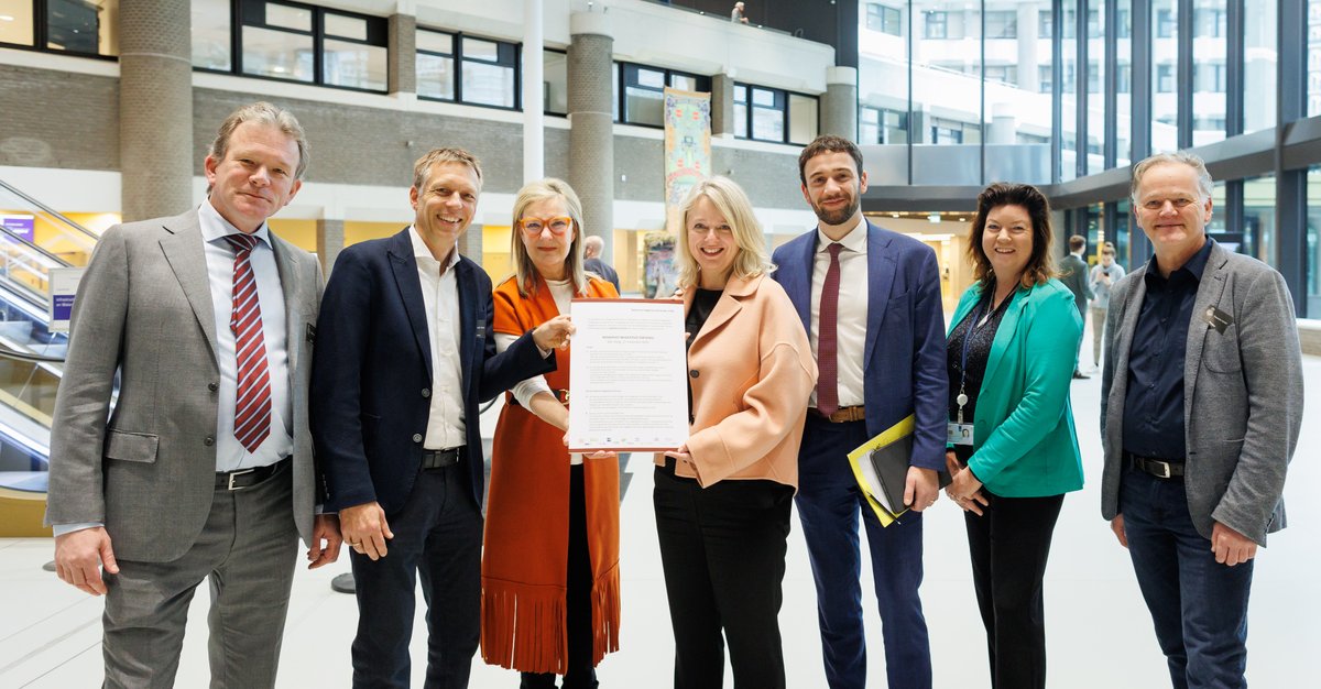 Gisteren hebben NVDE'er <a href="/MarcLondo/">Marc Londo</a> en <a href="/DR2NL/">ユイト</a>'er <a href="/marieke_werf/">Marieke van der Werf</a> namens de Taskforce Negatieve Emissies (TNE) het Manifest negatieve emissies aangeboden aan <a href="/2eKamertweets/">Tweede Kamer</a>. We roepen de overheid op alle technologieën in sectoren die CO2 uit de atmosfeer halen te stimuleren. (1/2)