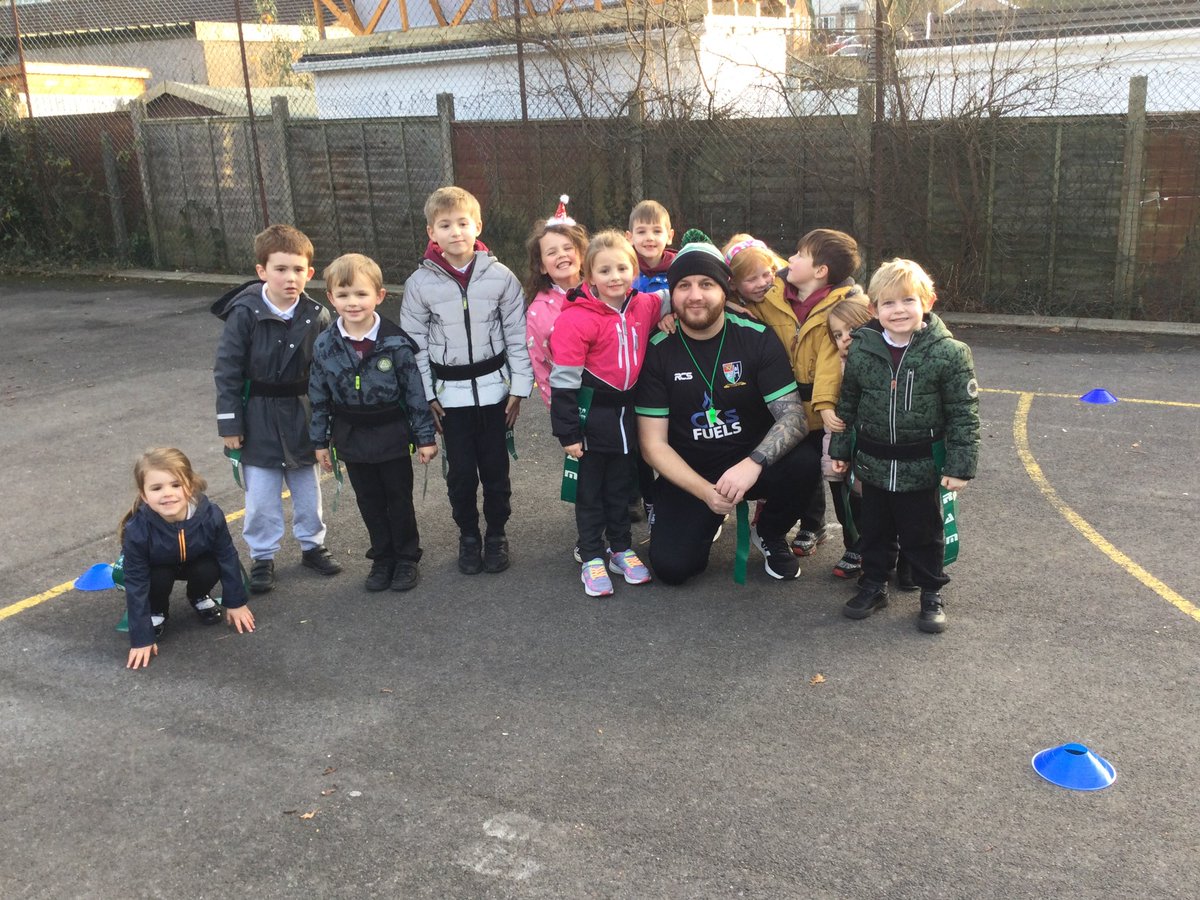 waunarlwyddrfc's tweet photo. Great to see our coaches giving back to the local community. A massive thank you to @waunprimary for the warm welcome and to @AdmiralUK who without their support this wouldn’t have been possible. Diolch 💚🖤 #WM https://t.co/HWsORWS7kB