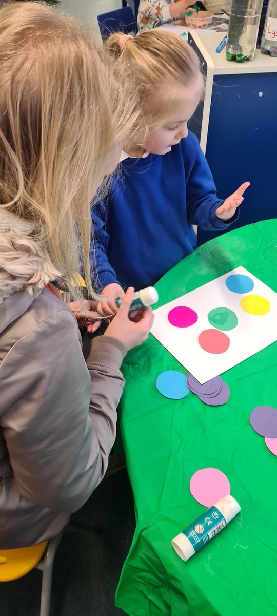 AmyCracknell1's tweet photo. We had great fun during our Christmas weave the magic session.
@PelhamNursery @PelhamPrimary_
@trustilluminate https://t.co/M2tZiH9n5v