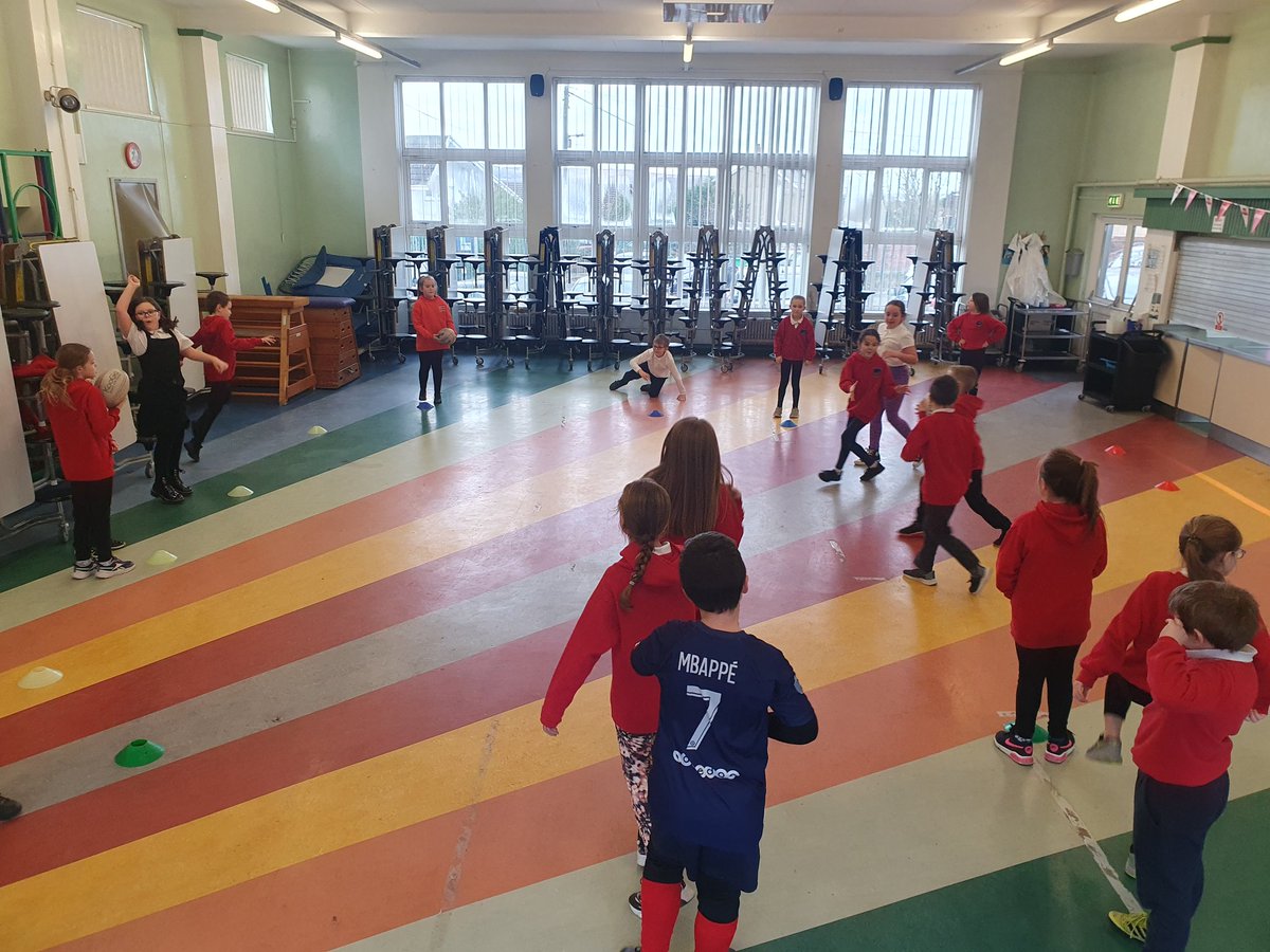 Dyffrynamanpe's tweet photo. Gyda'r tymheredd tua allan yn y rhifau negatif, oedd popeth yn positif yn @YsgolBrynaman bore 'ma, wrth i blant Bl.4 cael eu sesiwn rygbi, gyda'i sgiliau canolbwyntio yn gael i roi dan pwysau gan @dafisbach a Kellen.
#controlledchaos #commsiskey
@WRU_Scarlets @WRU_Community https://t.co/CJBuhjNZev