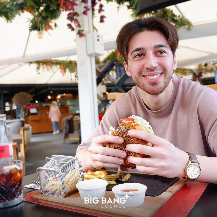 Big Bang'de hamburger yemenin mutluluğunu sizinle paylaşmak istedik
Günün her saati kendinizi ödüllendirmeniz için Ataşehir'in kalbine bekliyoruuuzzz 🤗
#bigbang #ataşehir #cafe #hamburger #hamburgermenü #patateskızartması #fastfood #foodblogger #food