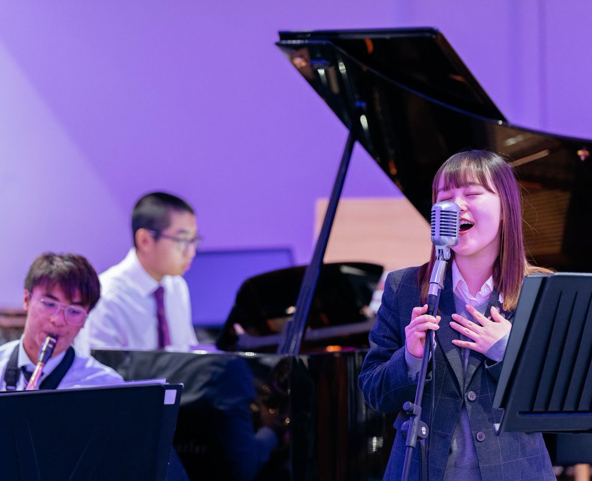 CharterhouseSch's tweet photo. Big Band, directed by Mr Corkin, gave a rousing performance at their annual Christmas Band Show taster concert 🎶🎷🎤👏 @CharterhouseMu1
#jazz #music #bigband #getintotheswing #concert #performance #schoollife https://t.co/U7XI0lfggX