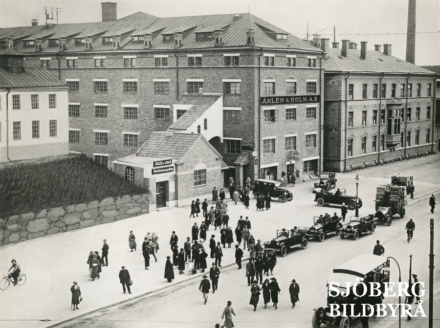 Sjobergbild's tweet photo. Postorderhistoria. Då måste företaget Ellos nämnas. Namnet efter grundaren Olle Blomqvist efternamn.
Åhlén &amp; Holm, katalogpionjären som lät uppföra byggnaden på Södermalm, numera Åhléns söder.
#postorder #Sverige #Historia #museum #ehandel #storytellin #näringsliv https://t.co/hgOjYY3Ytq