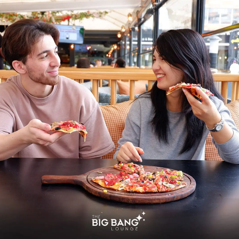 Sevginiz gibi uzayıp giden bir lezzet keyfine var mısınız ?“Seninle bu görseldeki gibi olabilirdik” dediğin arkadaşınla beraber Big Bang’e gel. Bu keyfi birlikte yaşa!
#bigbang #ataşehir #pizza #pizzatime #pizzalover #pizzalove #cola