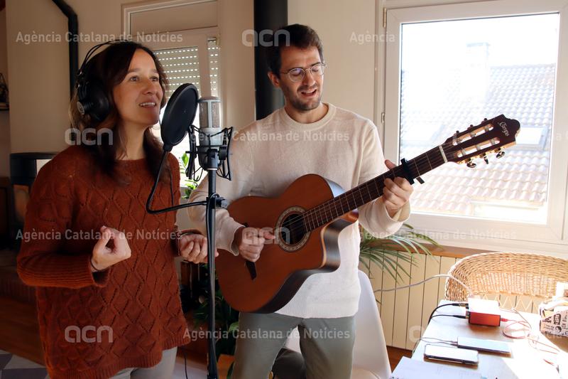 ACNcatcentral (@acncatcentral) on Twitter photo 📝NOTÍCIA ACN
Regalar cançons "amb ànima", una alternativa conscient al consumisme nadalenc
Ànana és el projecte de música personalitzada dels osonencs <a href="/MarionaCastells/">Mariona Castells</a> i <a href="/guillemromatort/">Guillem Roma</a>
✍️<a href="/laurabusquets/">Laura Busquets</a> 
ow.ly/pFPu50LXjUp 📝NOTÍCIA ACN
Regalar cançons "amb ànima", una alternativa conscient al consumisme nadalenc
Ànana és el projecte de música personalitzada dels osonencs <a href="/MarionaCastells/">Mariona Castells</a> i <a href="/guillemromatort/">Guillem Roma</a>
✍️<a href="/laurabusquets/">Laura Busquets</a> 
ow.ly/pFPu50LXjUp