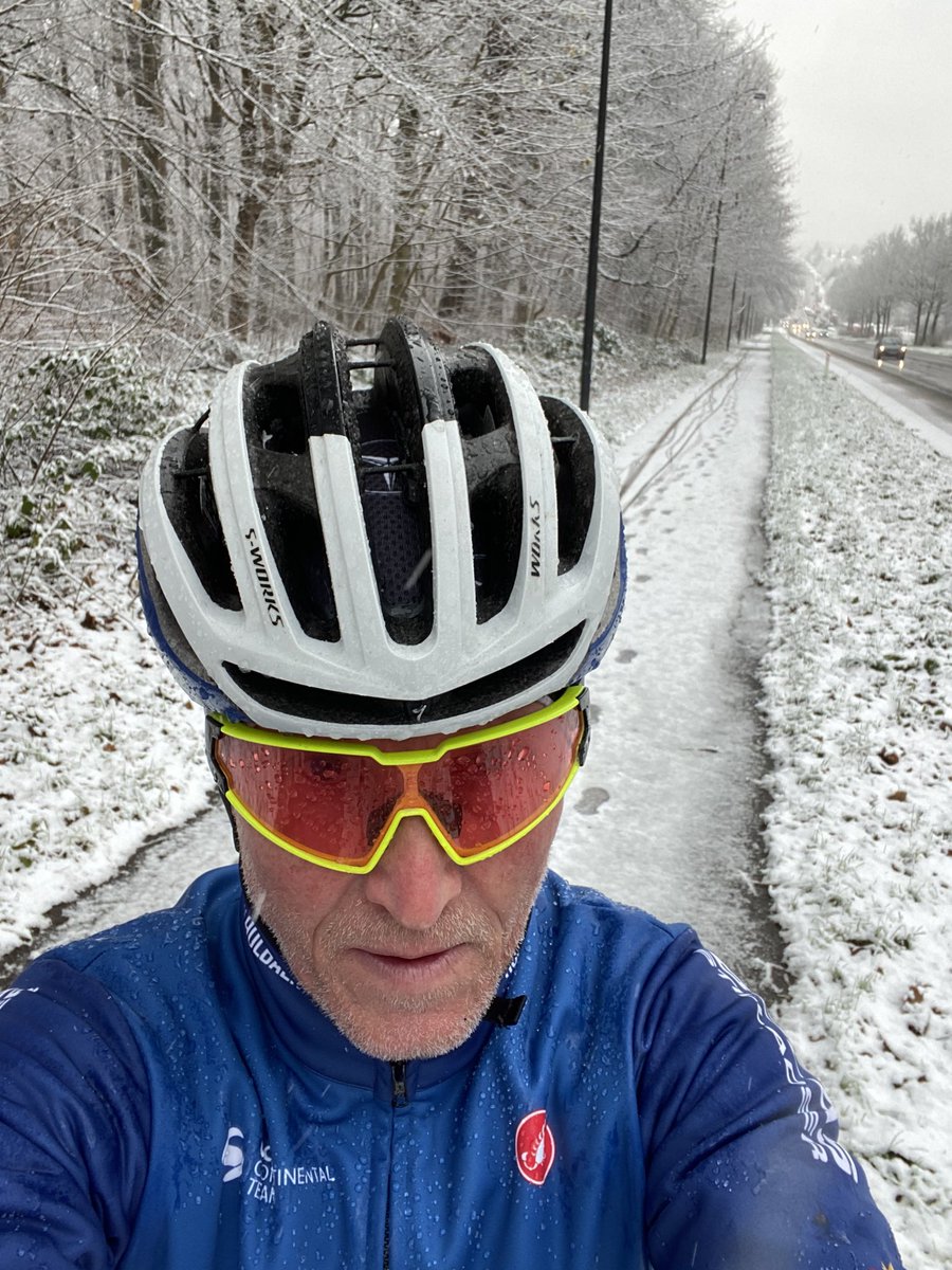 Perfect weather to test overshoes, gloves and morale. 75 km with 24,7 km/h 🤠