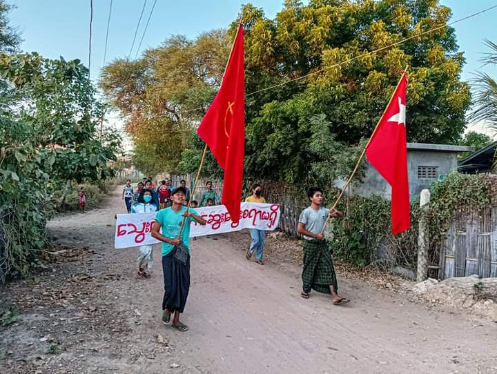 miN13700's tweet photo. Residents in Letpadaungtaung area held daily anti-junta protest on Dec 7, marking 1-year anniversary of death of 10 residents of Dontaw village in Salingyi township who were burnt to death by junta
#StopExecutingOurStudents
#WarCrimesOfJunta
#2022Dec7Coup
#WhatsHappeninglnMyanmar https://t.co/6BBrCPkTA7