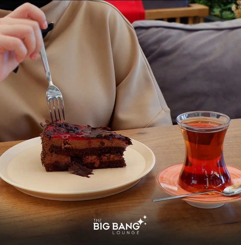 Bir çatalla başlayan tatlı serüvenine, tiryakisi olduğumuz çayla eşlik etmek 😍
#bigbanglounge #ataşehir #tatlı #çikolata #pasta #çay