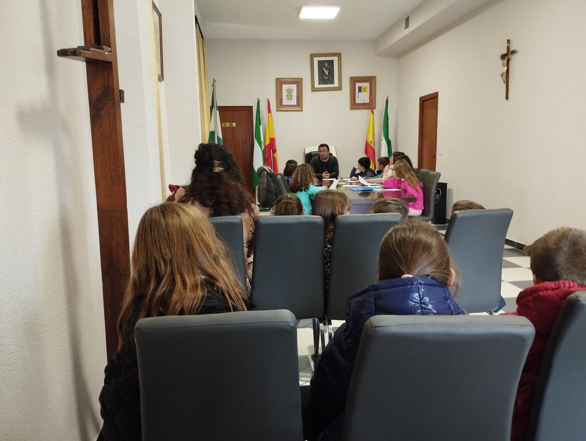 Hoy, con motivo del Día de la Constitución, se reúne el Consejo de la Infancia y la Adolescencia "Valientes" en pleno en el Ayuntamiento de El Guijo para abordar necesidades y mejoras para nuestro pueblo.