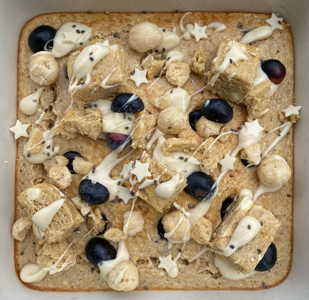 Blueberry &amp; White Chocolate Brownie Oats🫐

📸 @ellenmais_fit