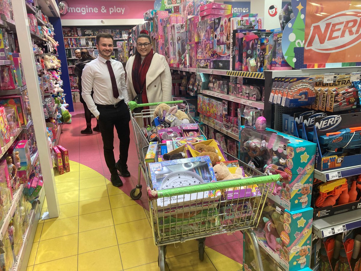 howdenlocaluk's tweet photo. Our branch in Horsham purchased toys for their local food bank, which will be able to help around 600 children! Visit your local branch to find out how you can donate to help people this Christmas!
#aplan #aplaninsurance #insurance #foodbank #localcharity #christmas #aplanxmas https://t.co/B5Bwq3wn7E