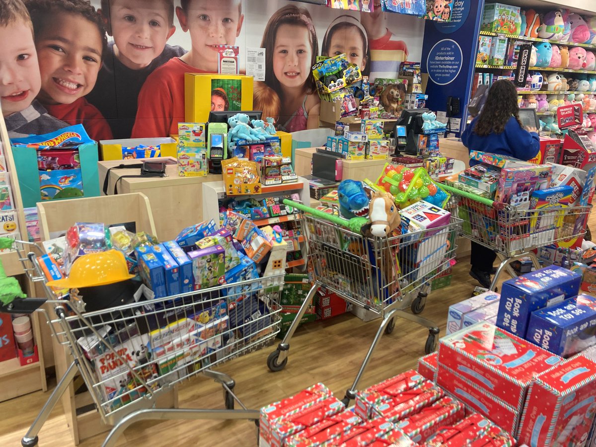 howdenlocaluk's tweet photo. Our branch in Horsham purchased toys for their local food bank, which will be able to help around 600 children! Visit your local branch to find out how you can donate to help people this Christmas!
#aplan #aplaninsurance #insurance #foodbank #localcharity #christmas #aplanxmas https://t.co/B5Bwq3wn7E