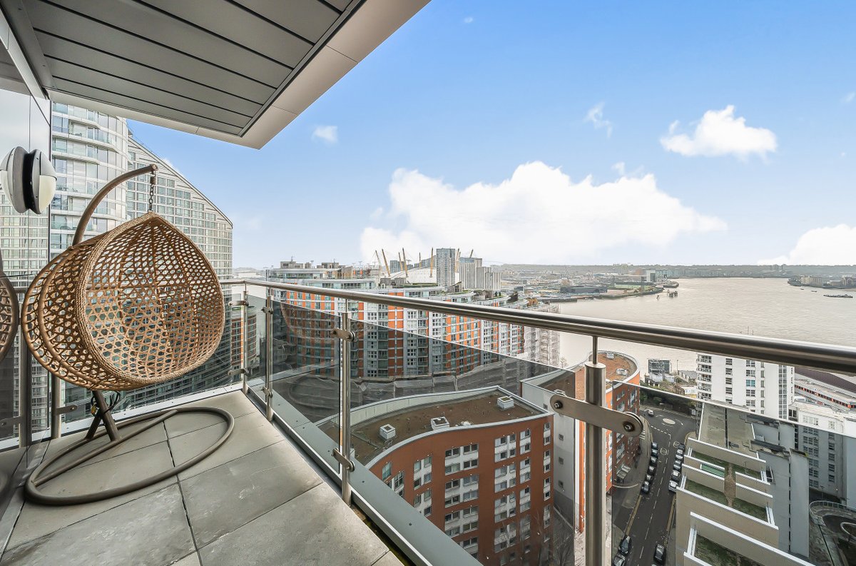 Nichecom's tweet image. Awesome view captured from this balcony thanks to Sony's new wider angle lens 📷 #thamesviews #londonapartments #londonproperty #canarywharf #propertyphotography #sonycamera #londonlife