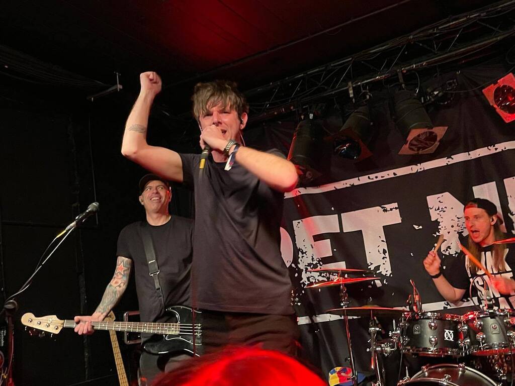 🍻WHAT A NIGHT🍻 Massive love to @wearepetneeds &amp; <a href="/briiiiidgget/">Bridget.</a> who tore up <a href="/deadwaxdigbeth/">Dead Wax Digbeth</a> last night❤️ full review to come but enjoy a few DIY Ashots while you wait😁 #BlindPhotographer #MusicPhotography #LiveMusic #BirminghamLiveMusic #AlternativeLiv… instagr.am/p/Cl3WeWIjPf2/