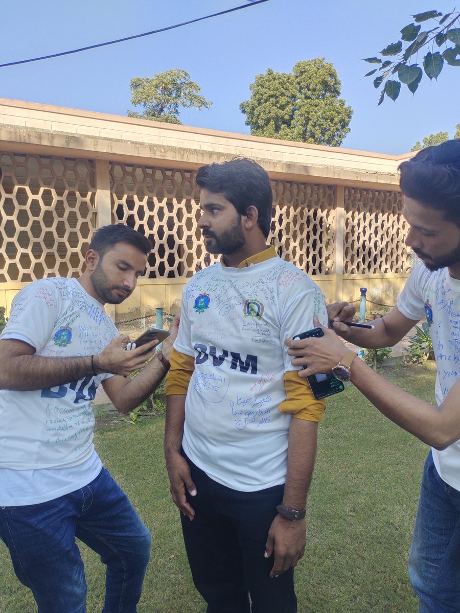 DrHamadWassan's tweet photo. #commentsday #finalyeardiaries
گھڻو روڪيو لڙڪن کي نيٺ آيا لڙي
ھي وڇوڙي جي گھڙي ڪيئن ��ساريان.
Last Moments At Zarii Universty SAU Tandojam . https://t.co/uyPDzXksiV