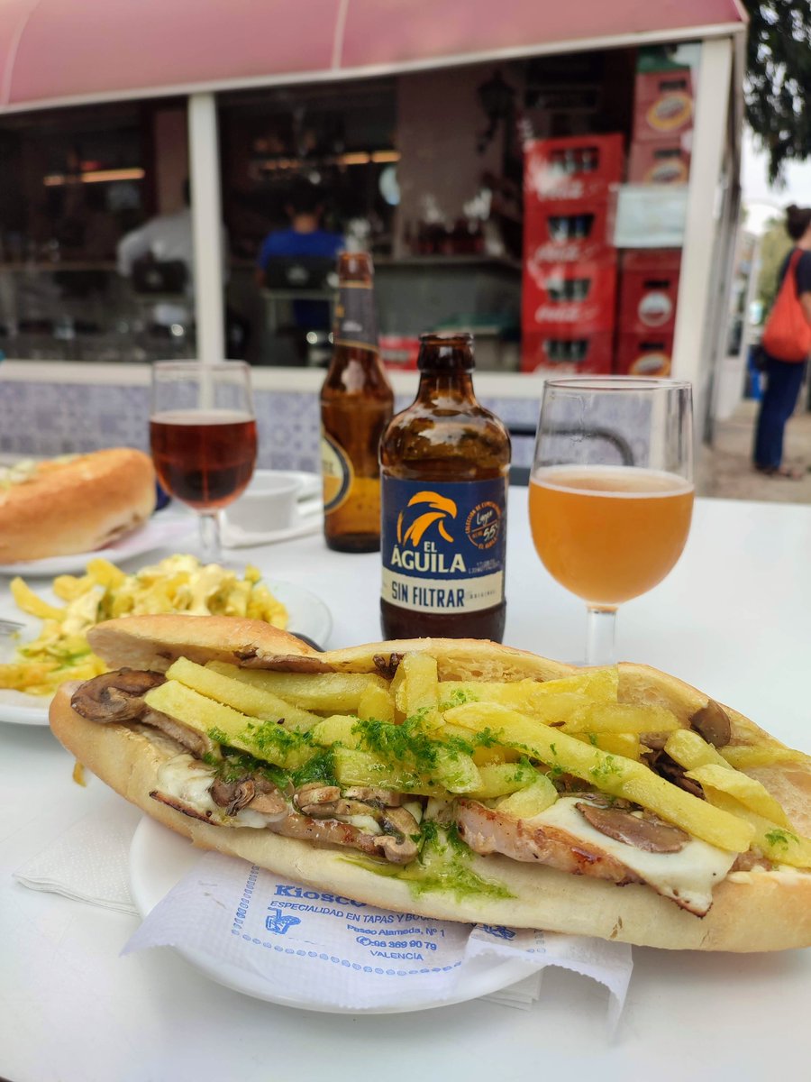 🆕Hoy os traigo un mapa de sabores de #Valencia para que no os perdáis entre tanta propuesta apetecible. 
¿Llego demasiado tarde para el esmorzaret? Aquí hay algún sitio que sirve bocatas hasta las 16:30... ❤️

conalgasenlamaleta.com/donde-comer-en…