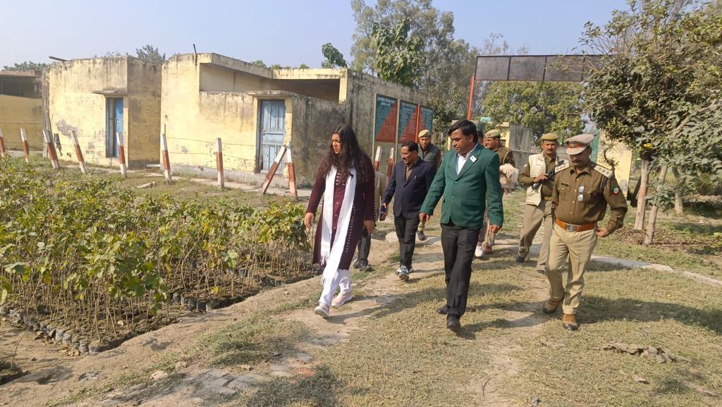 गंगा के किनारे 51 हेक्टेयर में 6 करोड़ की लागत से बनने वाले बायोडायवर्सिटी पार्क की नर्सरी का निरीक्षण किया गया जिसमे विभिन्न प्रकार के पौधे तैयार होंगे तथा हरे-भरे क्षेत्र और तरह-तरह के फूल भी होंगे जो आगंतुकों के लिए एक मनोरंजन व आकर्षण का केंद्र होगी। <a href="/UPGovt/">Government of UP</a> <a href="/CMOfficeUP/">CM Office, GoUP</a> #IAS