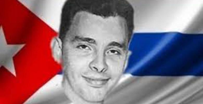 Artex_artecuba's tweet photo. Por una de esas casualidades de la historia, Frank País nació el mismo día que murió en combate el general Antonio Maceo, pero 38 años después. Frank estuvo al frente de su natal Santiago de Cuba insurrecto y de la lucha clandestina en el país.#CubaViveEnSuHistoria https://t.co/GBOhjEMrO0