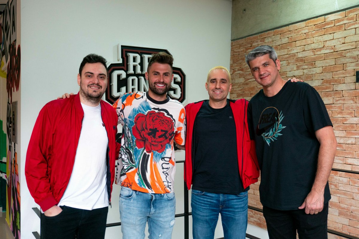 ObsFamosos's tweet image. Fenômeno na internet,  #Rezende Evil entra para o mercado de esportes eletrônicos | is.gd/lSIHd7
#RezendeEvil #Youtuber