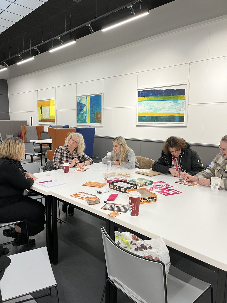 Elen Mai Nefydd (@emnefydd) on Twitter photo Ar ddiwrnod dathlu Hawliau’r Gymraeg, fe gawsom ni lot o hwyl yn y sesiwn Coffi a Chlonc <a href="/prifglyndwr/">Prifysgol Glyndŵr Wrecsam</a> y bore ma yn chwarae cwis dwyieithog a mins peis 🎄#maegenihawl #ihavetheright #prifysgolglyndwr #cymraeg 🏴 Ar ddiwrnod dathlu Hawliau’r Gymraeg, fe gawsom ni lot o hwyl yn y sesiwn Coffi a Chlonc <a href="/prifglyndwr/">Prifysgol Glyndŵr Wrecsam</a> y bore ma yn chwarae cwis dwyieithog a mins peis 🎄#maegenihawl #ihavetheright #prifysgolglyndwr #cymraeg 🏴