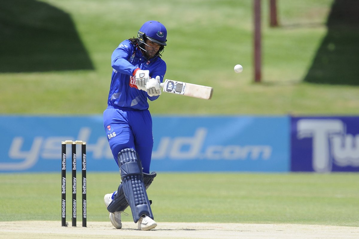 50 up for Tony de Zorzi as we move to 112/0 (17.2). Bird (52*).