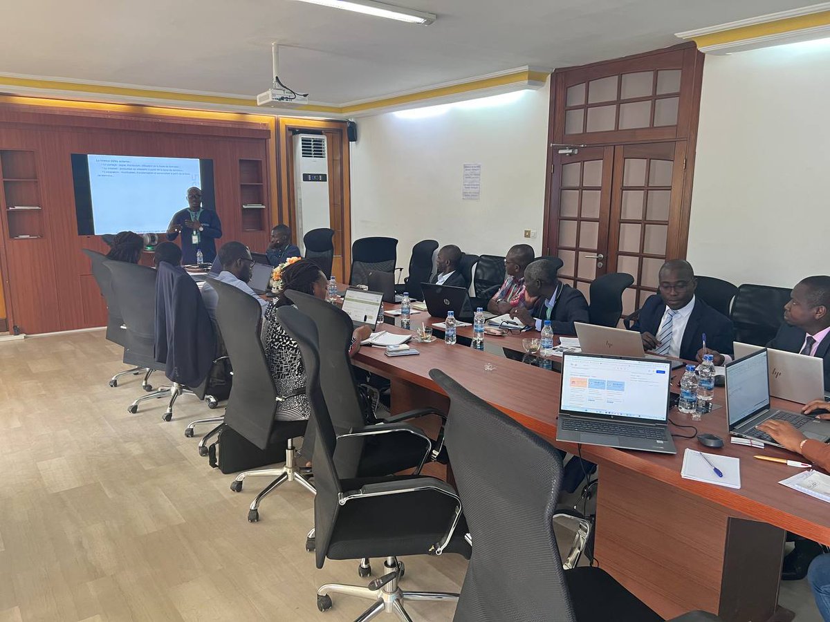 WRIafrica's tweet photo. Démarrage de 3 jours de formation du 7 au 9 décembre sur les usages du numérique dans le transport et le #GTFS pour #AMUGA et les opérateurs de transport du Grand Abidjan. Formation assurée par Data Transport partenaire de #DT4A. https://t.co/K50OiQKMy8