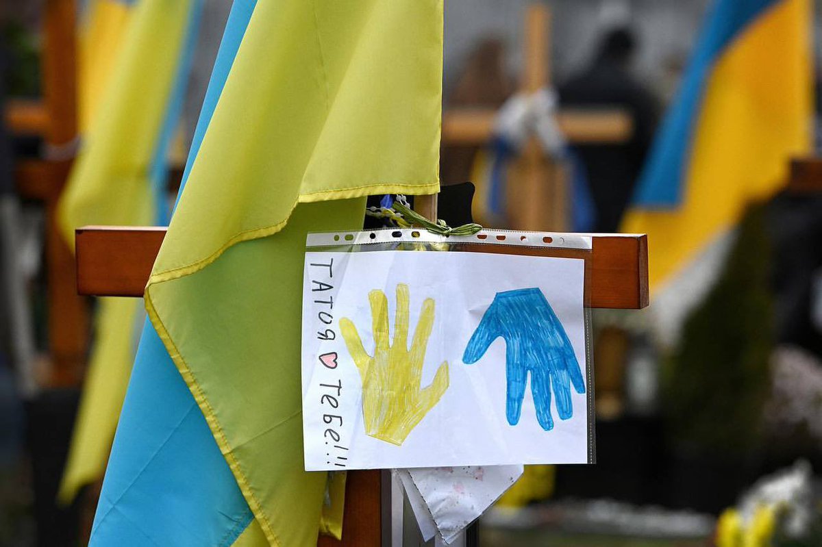 grntmedia's tweet photo. Львів. Личаківський цвинтар. Болюче сьогодення наших дітей. Такі малюночки вони передають своїм татусям.

Світлина – Юрко Дячишин. https://t.co/TRzO7UAeRJ