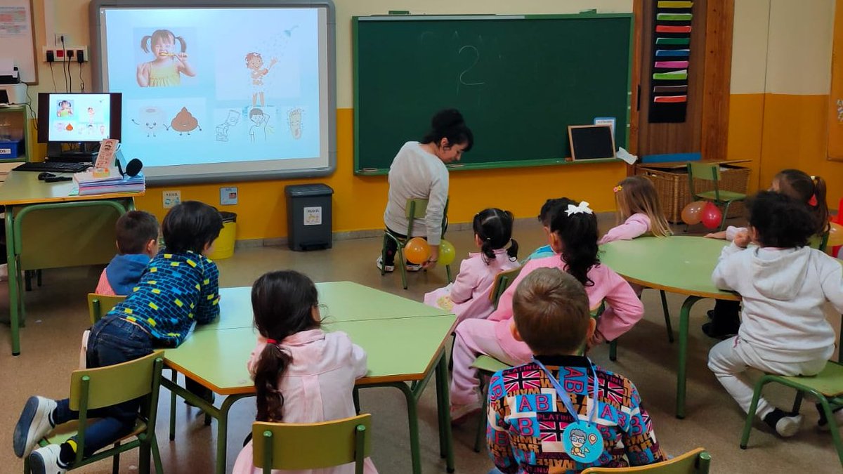 📸Hoy Gloria ha cambiado su bata de enfermera por la de "profe"🥼
👟🥦Enseña hábitos de vida saludable a 87 escolares del Colegio Público El Coto 
🗣️Les explica en qué consiste su profesión, que es mucho➕que poner🩹y💉
#SaludComunitaria #AtenciónPrimaria #CuidaDeTi
📍El Entrego