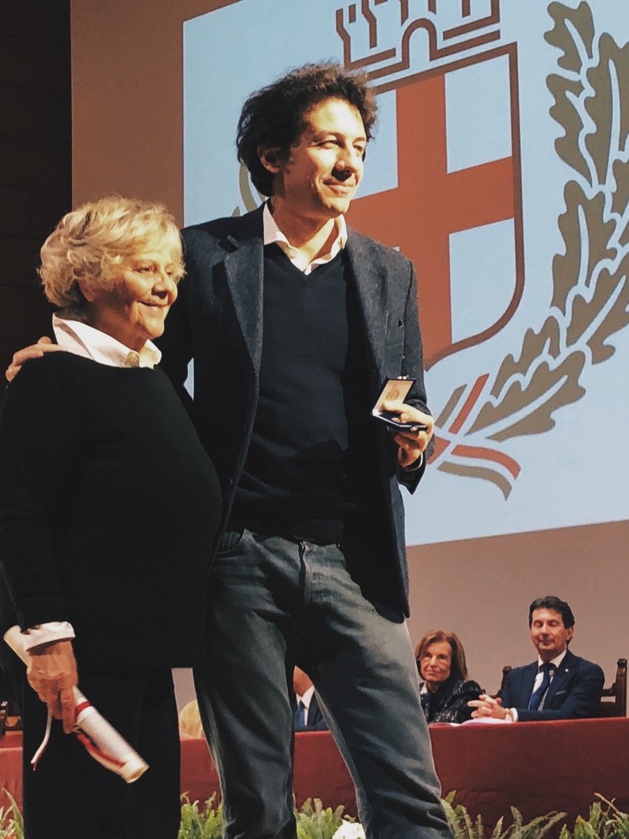 Grazie alla città di Milano per l’Ambrogino d’oro. Lo dedico a Fabo, a chi soffre e a chi chiede libertà. Un abbraccio a Carmen, la mamma di Fabo, qui con me.